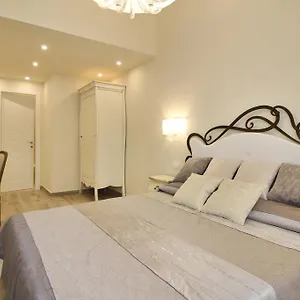 Guest house In Chic - No Ztl - Free Parking - Old At 10min By Walk
